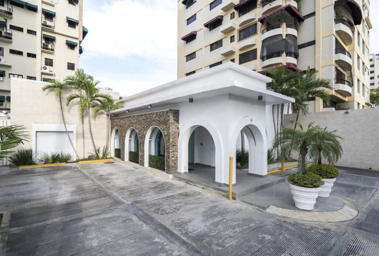 Alba Reyes Skin and Hair Transplant Institute